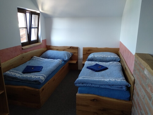 Dvě samostatné postele v apartmánu