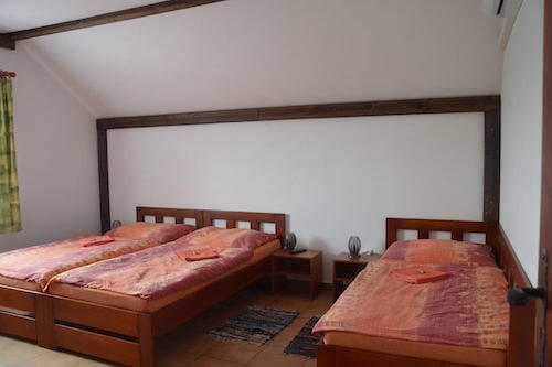 Pokoj s maželskou a samostatnou postelí